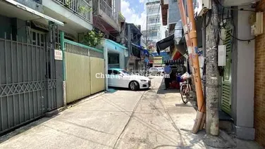 Nhà cách mặt đường Trường Chinh 30m, nhà xây 3 tầng, btct,có sân chơi,