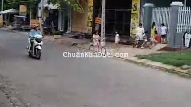 Bán nhà trên mặt đường chính kinh doanh thuận tiện.