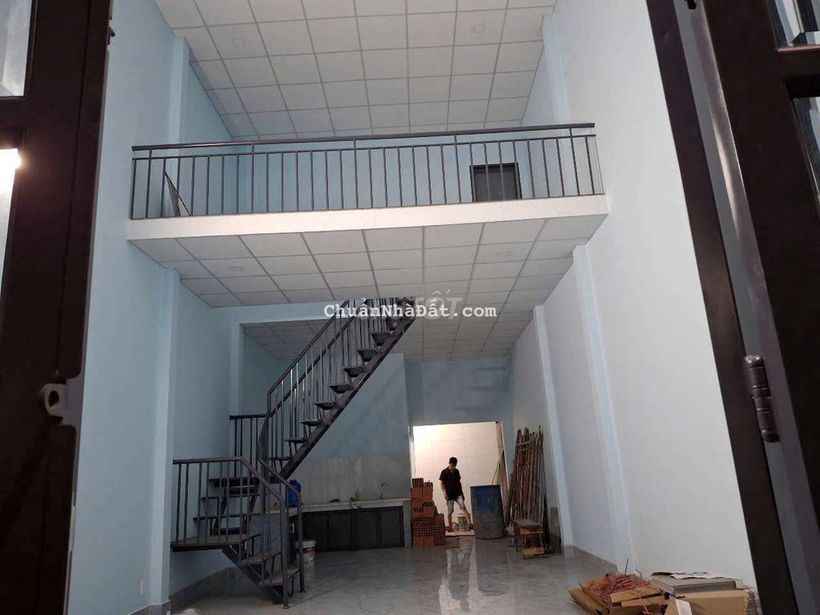 Nhà mới xây 1 phòng kín 1 phòng hở.gần chợ Bình Thành