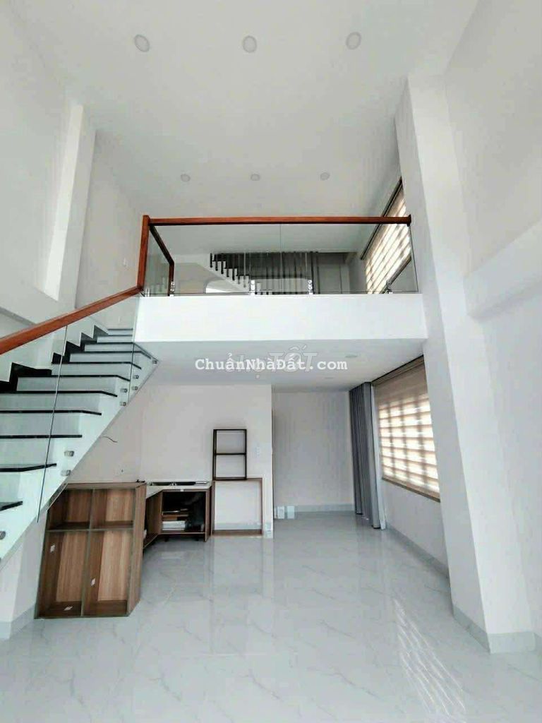 Nhà mặt tiền kinh doanh + lô góc tại Thủ Đức giá hơn 4 tỷ xíu.