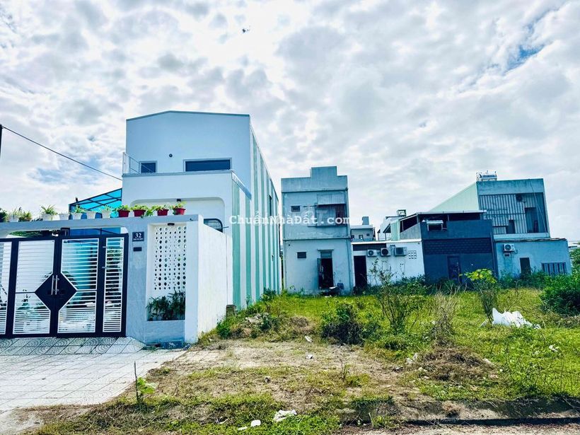 Thân Văn Nhiếp đối diện công viên gần sông thoáng mát