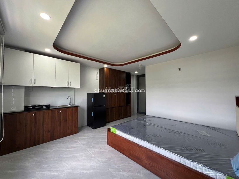 phòng full nội thất cửa sổ thoáng mát