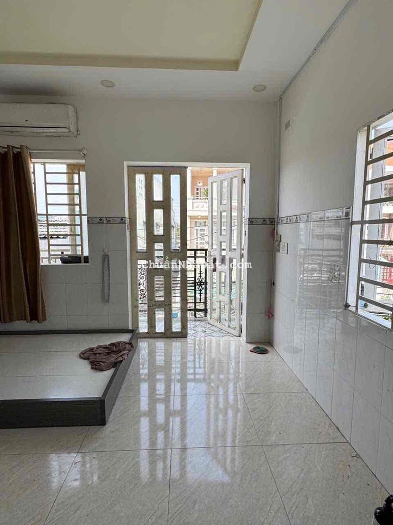 phòng full nội thất có ban công gần công viên phần mềm quang trung