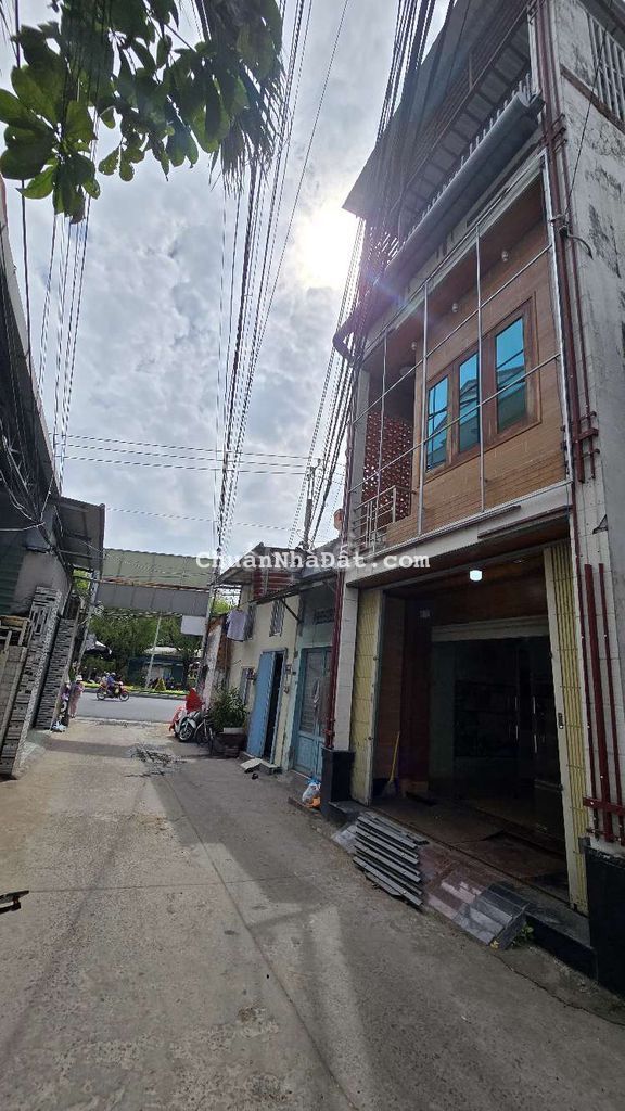 NHÀ 2 LẦU ĐẦU HẼM 558 ĐƯỜNG 30TH4