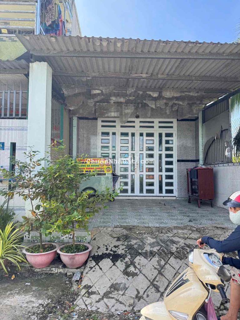 Bán nhà gấp 1ty100tr nhà gần đường DT 823D Đức Hoà Thượng