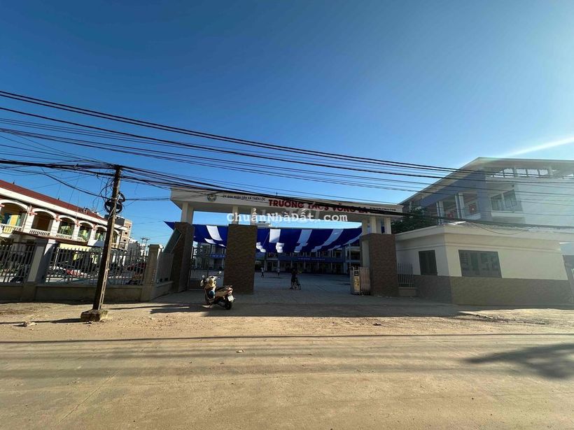 BÁN ĐẤT TẶNG NHÀ 3 TẦNG -VỊ TRÍ KINH DOANH ĐẮC ĐỊA - SÁT CỔNG TRƯỜNG H