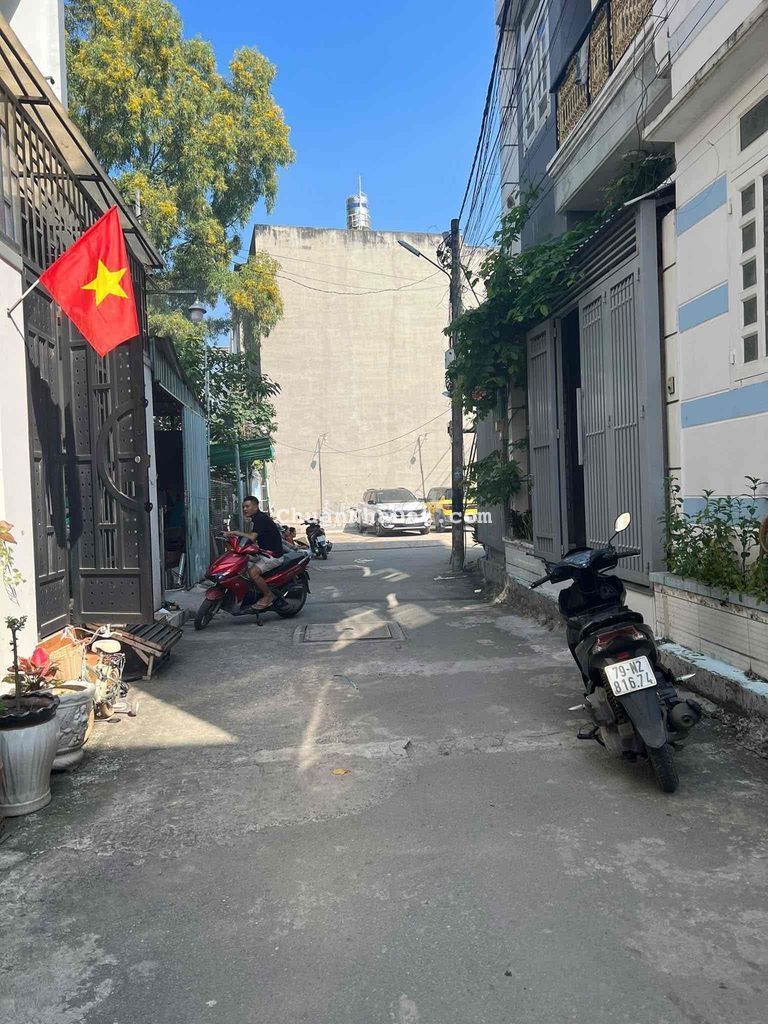 NHÀ KHU PHÂN LÔ 180m2 NGANG KHỦNG 5.5m CHỢ ĐẦU MỐI QL13 HBP THỦ ĐỨC