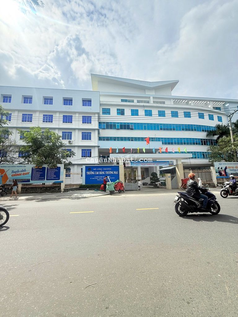 BÁN ĐẤT TẶNG DÃY TRỌ 2 MẶT KIỆT 3M NGAY CỔNG TRƯỜNG CĐ THƯƠNG MẠI