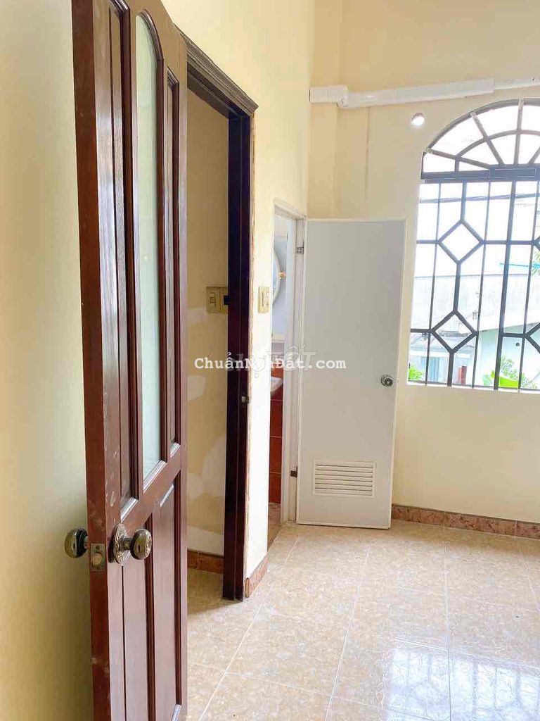 Phòng cửa sổ lớn thoáng mát BT