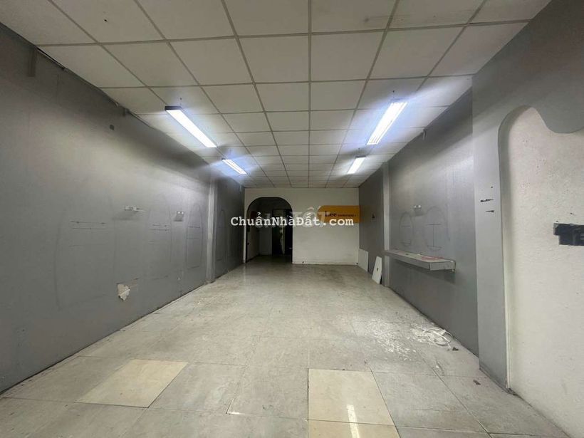 Cho thuê nhà cấp 4 trống mặy tiền Lê Thạch, sát bến xe