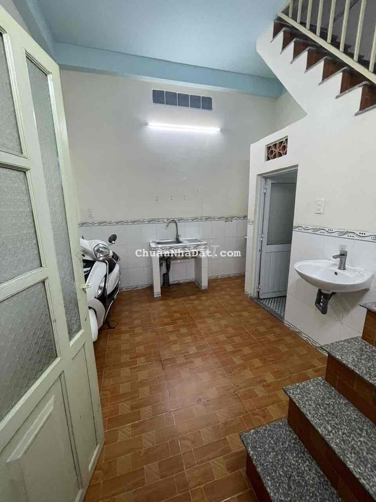 C/thuê nhà nguyên căn hẻm oto có nước nóng năng lượng mặt trời