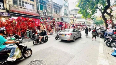 Tập thể Hàng Mã mặt phố 2 thoáng , phố cổ nhộn nhịp ngày d