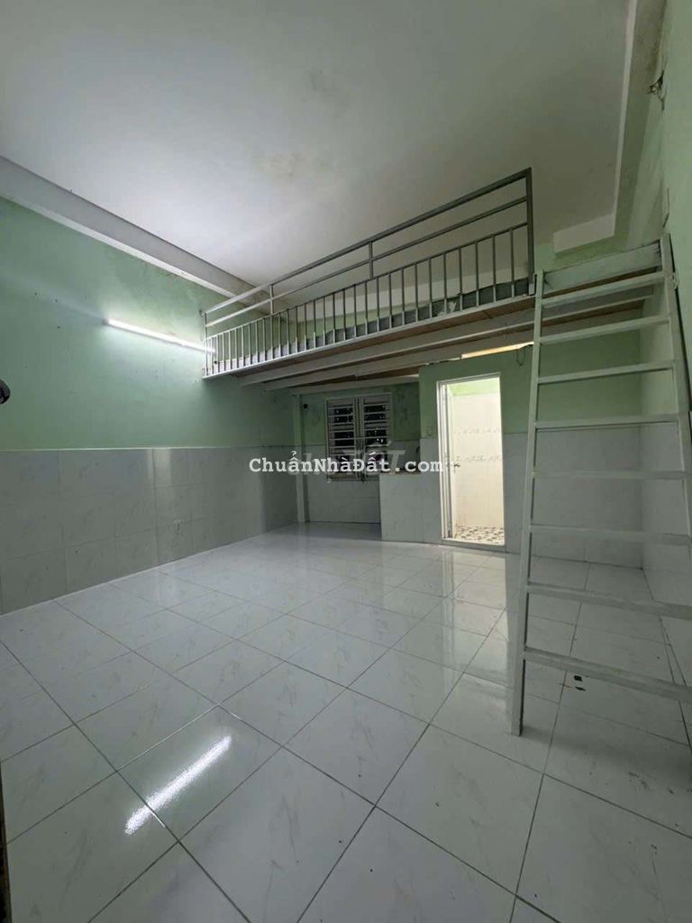 Phòng 30m3 Gác Bếp Toilet Cửa Sổ Trời Quận 7