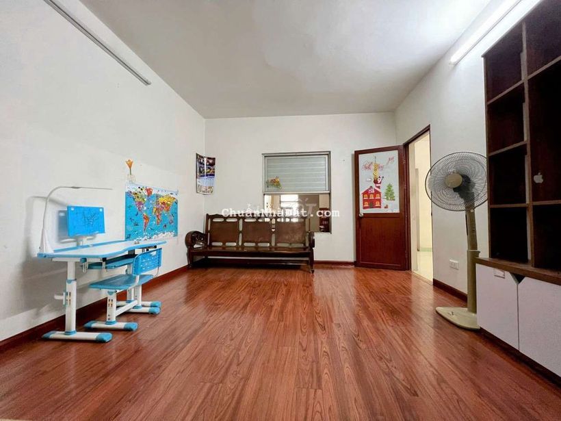 Cho thuê căn tập thể Nghĩa Tân căn góc đẹp thoáng.