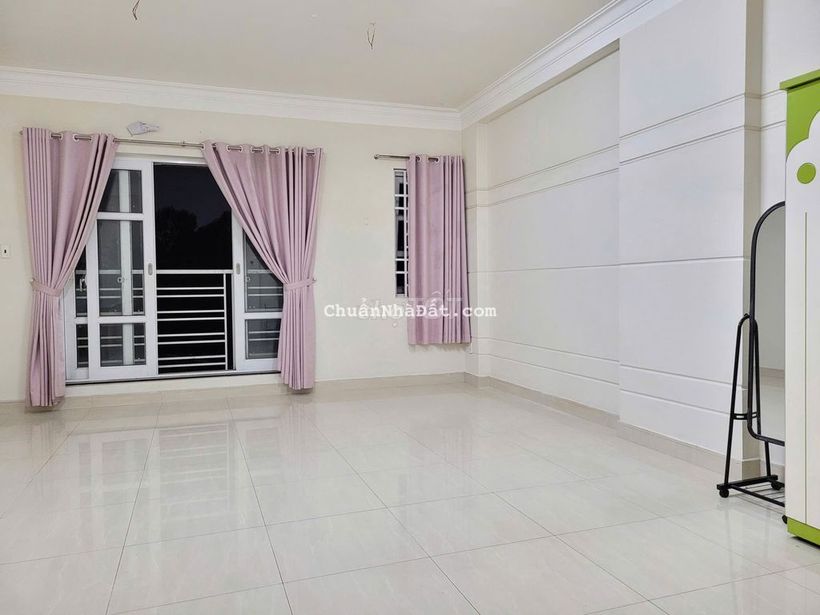 Phòng trọ giá rẻ có ban công đối diện công viên Lê Thị Riêng Q3