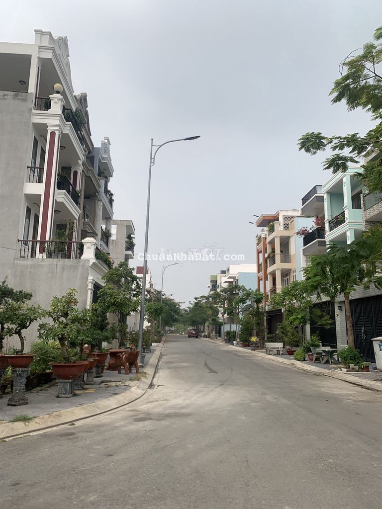 Bán gấp Nhà The Seasons ngay Lotte giá 6.7 tỷ. DT 5x20 1T 3L. Sổ sẵn