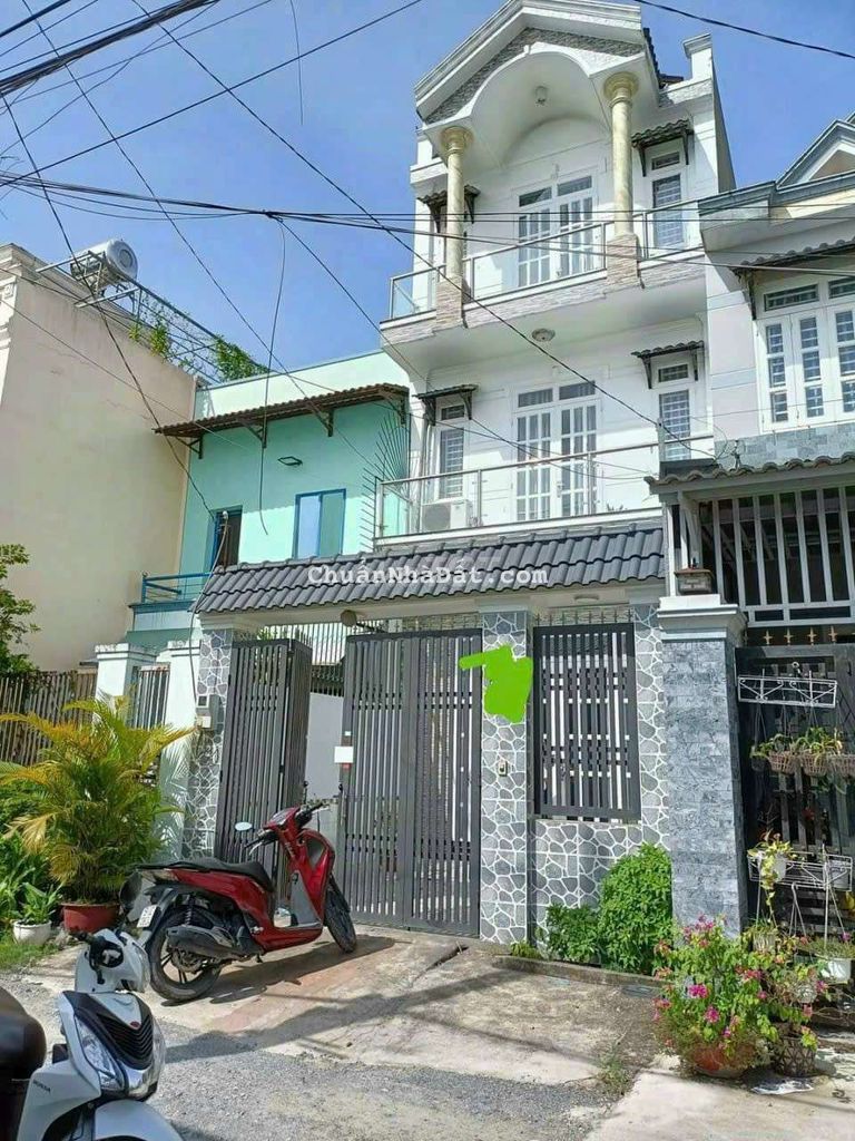 Nhà 5x18m 2 lầu SHR gần chợ.