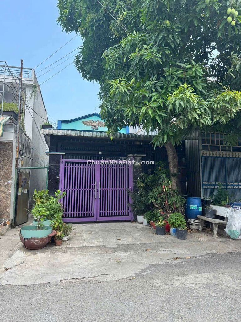 NHÀ MẶT TIỀN ĐƯỜNG GẦN CHỢ VÀ TRƯỜNG HỌC ẤP 5 GẦN ỦY BAN XÃ B