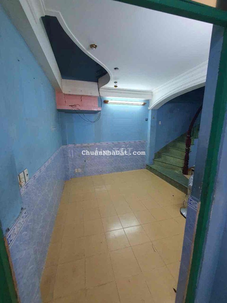 Nhà 2 lầu đúc có 2 wc , quạt bếp, nhà mới sạch sẽ