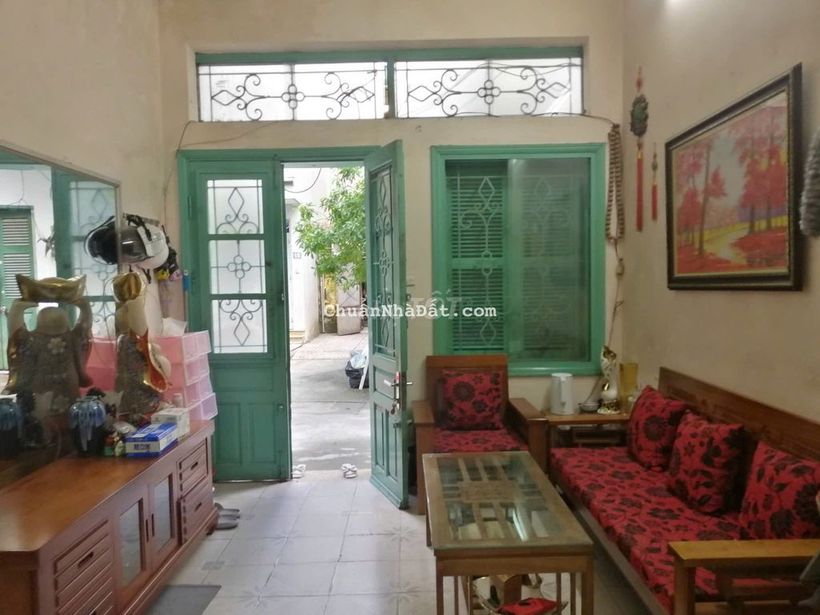 Cho thuê nhà 3 tầng, 28 m2, 02 ngủ 02 vệ sinh, đối diện Royal City