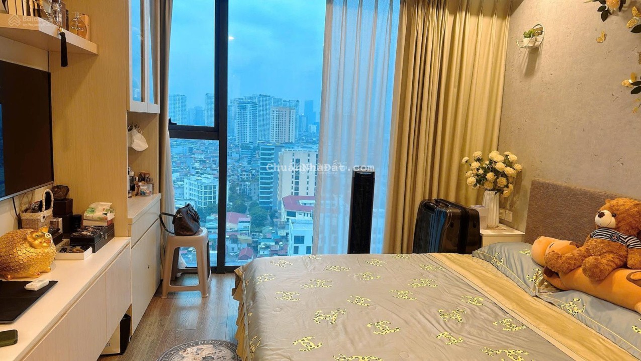 Tôi cần bán căn hộ Hà Nội Center Point, 60m2, 2 ngủ 2 vệ sinh, full nội thất, ban công Đông Nam