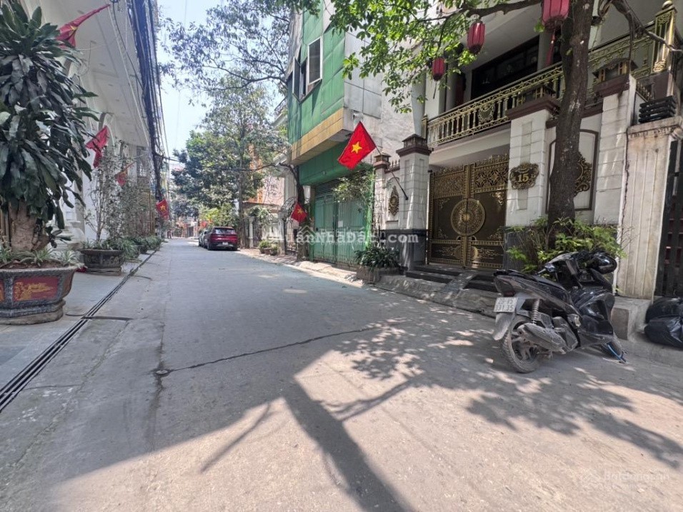 Chủ cần bán nhà dân xây ô tô tránh vỉa hè - Đền Lừ 180 m2, MT 10 m, giá 50 tỷ