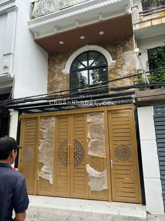 Bán nhà 100m2 khu phân lô trong khu Kinh Tế Quốc Dân. Hiện đại, nội thất xịn, ngõ 2 ô tô