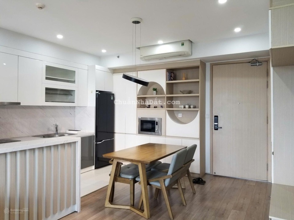 Căn hộ 2PN  Nội thất đầy đủ, sàn gỗ sang trọng, nhà sạch sẽ  View sông mát mẻ - Giá cạnh tranh!