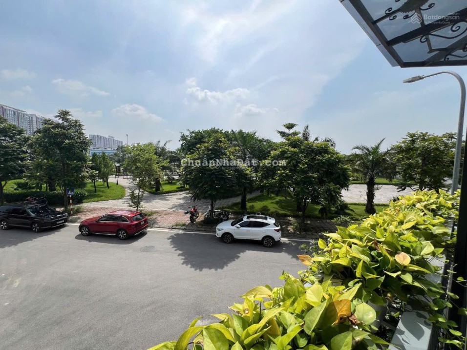 Cho thuê tòa nhà mới TĐC Ngọc Thụy, Lô góc 03 mặt thoáng 07 tầng thang máy, 800m2 sàn, View mặt Hồ.