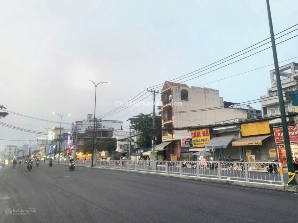 Kẹt Bank, bán dãy trọ 2 lầu đường 8m thông Dương Quảng Hàm P5, DT 8x20m, 20ph, ĐCT 64tr/, 20.5 tỷTL