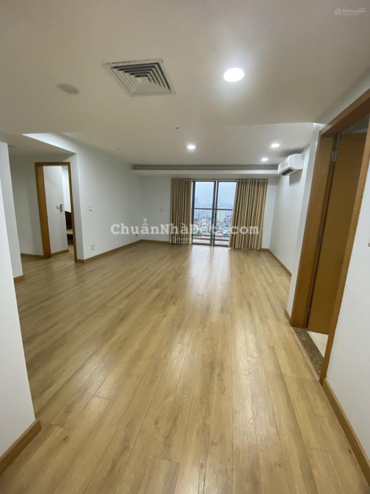 Chủ nhà thiện chí bán căn 2PN2VS rộng 112m2 tháp A nội thất cơ bản ở chung cư Sky City 88 Láng Hạ