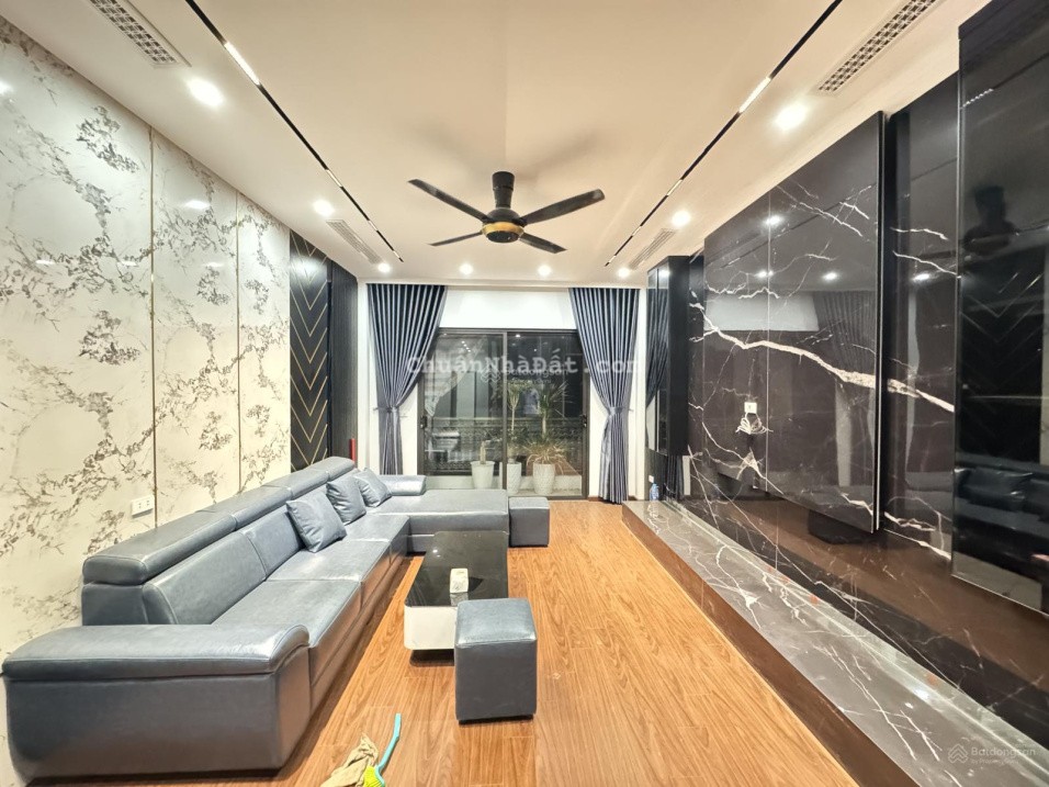 Gđ cần bán nhà ngõ 192 Lê Trọng Tấn.70m2 6 tầng tháng máy, thoáng trước sau, oto vào nhà. Giá 19,8t