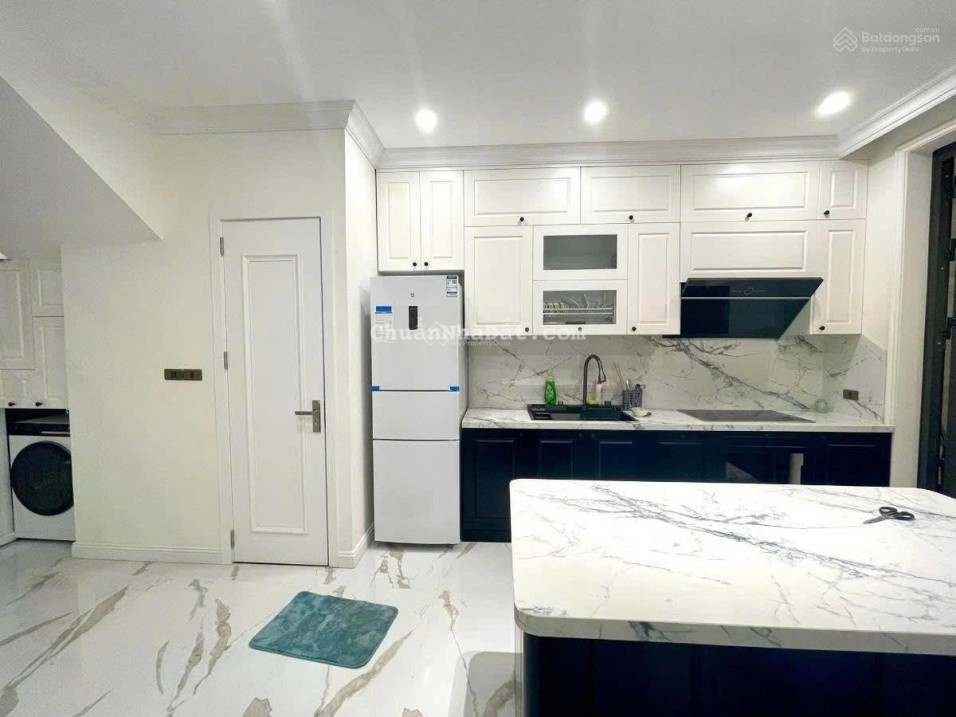 Bán gấp nhà 9 tầng mặt ngõ 260 Đội Cấn. DT: 95m2, ngõ ô tô tránh thoải mái, dòng tiền KD 130tr/th