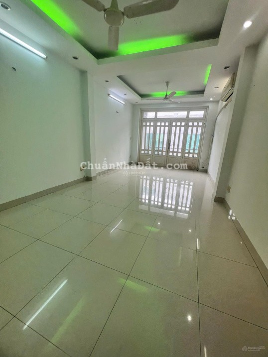 Cần cho thuê nhà hẻm KD sầm uất, nằm ngay cổng sau trường đại học Hutech