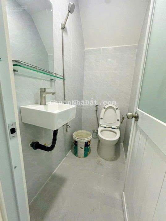 Chính chủ cho thuê nhà nguyên căn giá tốt tại Đ. Cống Quỳnh, Q1, 32m2 chỉ có 8tr8 còn tl