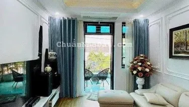 Bán nhà 5 tầng thang máy DT 40m2 gần khu đô thị Vinsmart