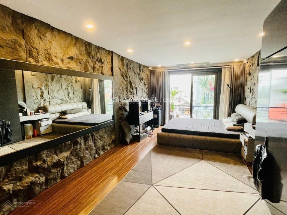 Bán nhà Việt Hưng nhỉnh 7tỷ, cần bán gấp nhà 6tầng, diện tích 40m, full nội thất, ô tô đỗ trong sân