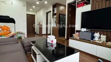 Vợ chồng tôi cần cho thuê gấp căn hộ 2PN, đẹp tại chung cư Thái Hà, giá 11tr/th. 0981 959 *** A Hà