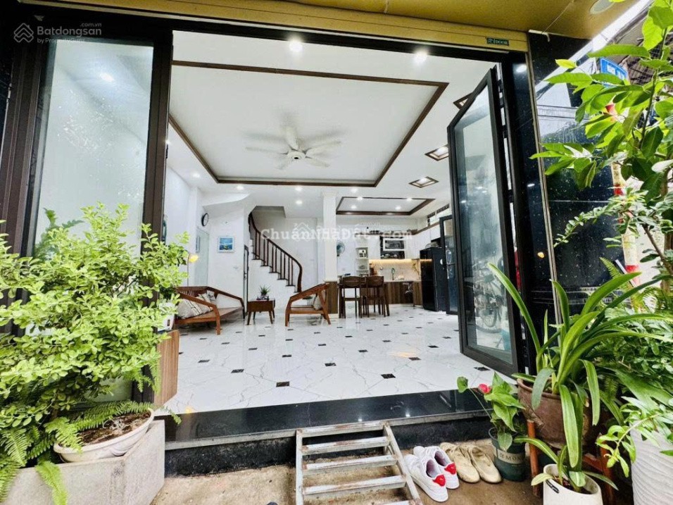 Nhà Đẹp Lĩnh Nam  5 Tầng Lung Linh, Ô Tô Qua Ngõ, Giá Tốt Chỉ 7 Tỷ!