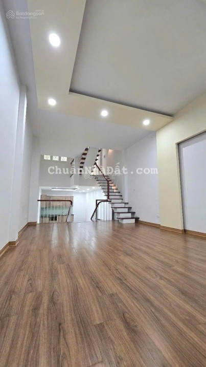 Cho thuê nhà 90m2 x 5 tầng, Ngõ phố 106 Hoàng Quốc Việt, nhà đẹp, giá thuê 30 tr/ th