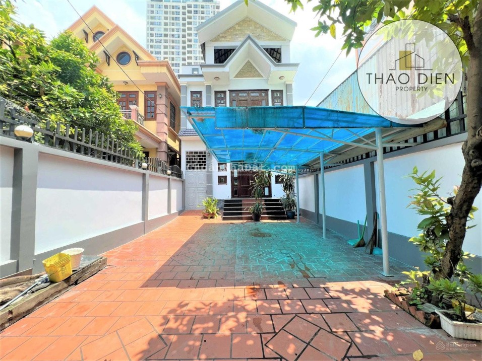 Cho thuê nhà nguyên căn Thảo Điền sân siêu rộng 3 xe hơi 3 lầu 5 phòng lớn để ở, văn phòng công ty