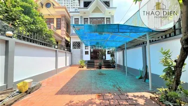 Cho thuê nhà nguyên căn Thảo Điền sân siêu rộng 3 xe hơi 3 lầu 5 phòng lớn để ở, văn phòng công ty