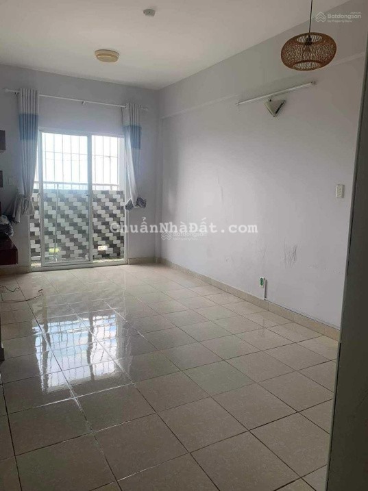 Bán lỗ căn hộ Hoàng Quân Plaza, giá 990 triệu/2PN/2WC, đã có sổ hồng. LH: 0934 636 ***