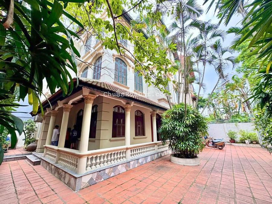 Biệt thự rộng rãi có sân vườn & ô tô vào tận nhà cho thuê tại Tây Hồ