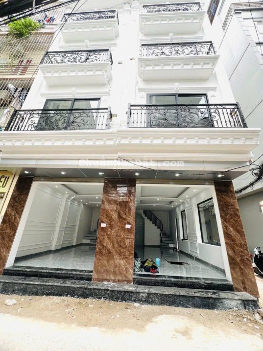 Nhà mới tinh ngõ thông kinh doanh,chủ nhà cần bán gấp,giá cả thương lượng, nhà lô góc