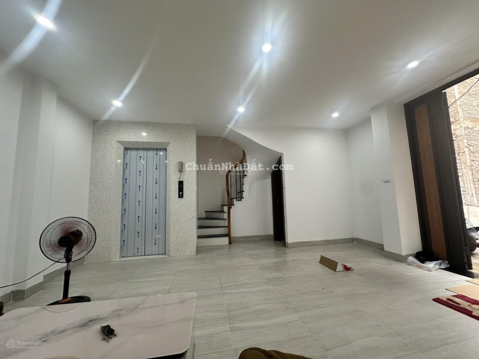 NHÀ 7 TẦNG 37m2- LÔ GÓC MẶT TIỀN KHỦNG 12M- THANG MÁY CÁCH PHỐ CÁT LINH 30M CHỈ 14 Tỷ.