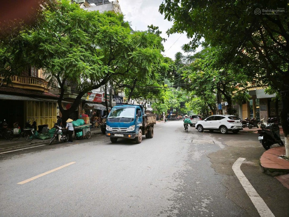 Bán nhà phố Nguyễn Đức Cảnh, lô góc, full nội thất VIP, gara, thang máy, giá 23,8 tỷ