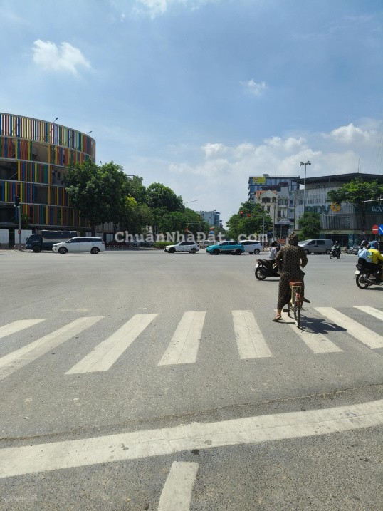 Bán nhà 2 tầng DT 128m2 MT 9m oto tránh, vỉa hè rộng, vị trí đắc địa đẹp, ngõ thẳng tắp ko lỗi.