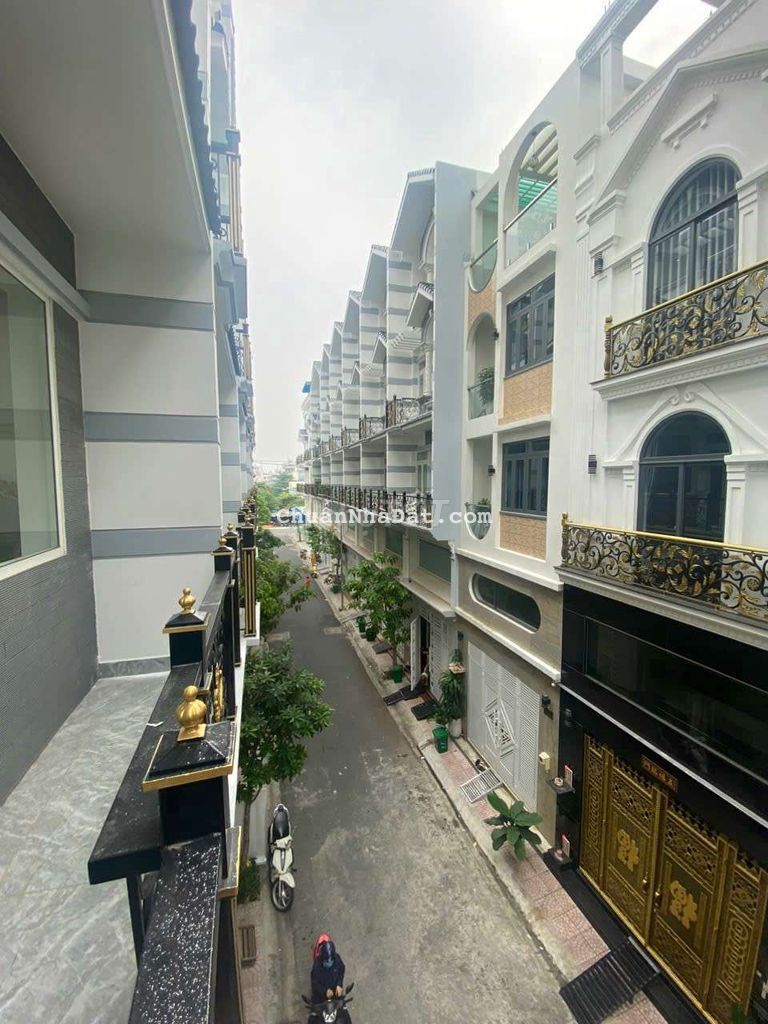 Nhà phố 4.5 lầu ngay eon BT .SHR